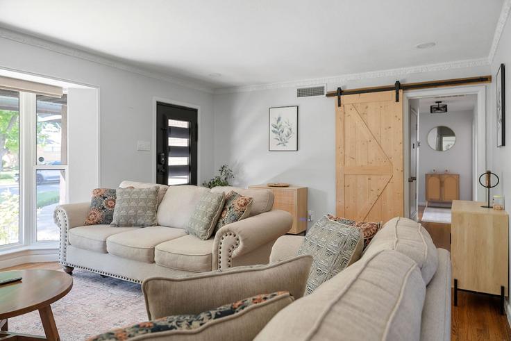 Dallas, Dallas에 위치한 Building Holliday Road - livly-housing - 1249800 - DFW 아파트의 세련된 인테리어가 돋보이는 거실