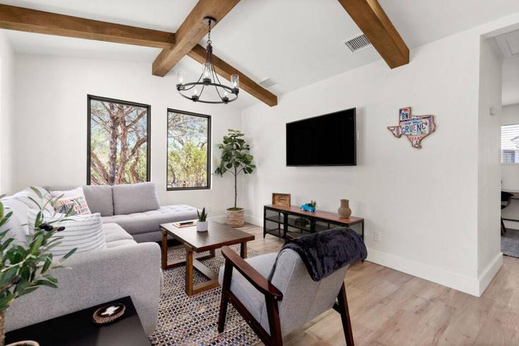 Elegante sala de estar con mobiliario moderno en un apartamento en Building Gruene River Drive - livly-housing - 1249778 - USA en New Braunfels, New Braunfels Elegante sala de estar con mobiliario moderno en un apartamento en Building Gruene River Drive - livly-housing - 1249778 - USA en New Braunfels, New Braunfels