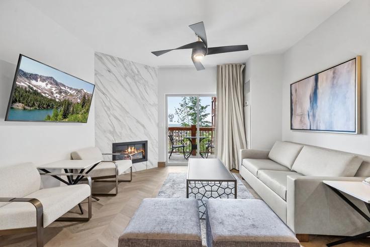 Elegant gestaltetes Wohnzimmer mit moderner Einrichtung in einer Wohnung im Building Canyons Resort Drive - livly-housing - 1247523 in Snyderville, Snyderville