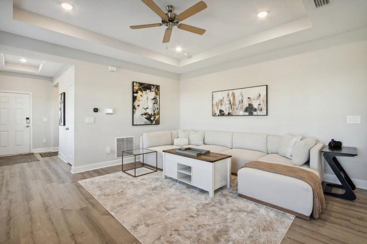 Elegante sala de estar con mobiliario moderno en un apartamento en Building Gina Street - livly-housing - 1246975 en Fremont, Fremont Elegante sala de estar con mobiliario moderno en un apartamento en Building Gina Street - livly-housing - 1246975 en Fremont, Fremont