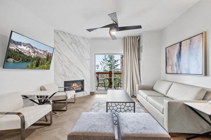 Elegant gestaltetes Wohnzimmer mit moderner Einrichtung in einer Wohnung im Building Canyons Resort Drive - livly-housing - 1247521 in Snyderville, Snyderville