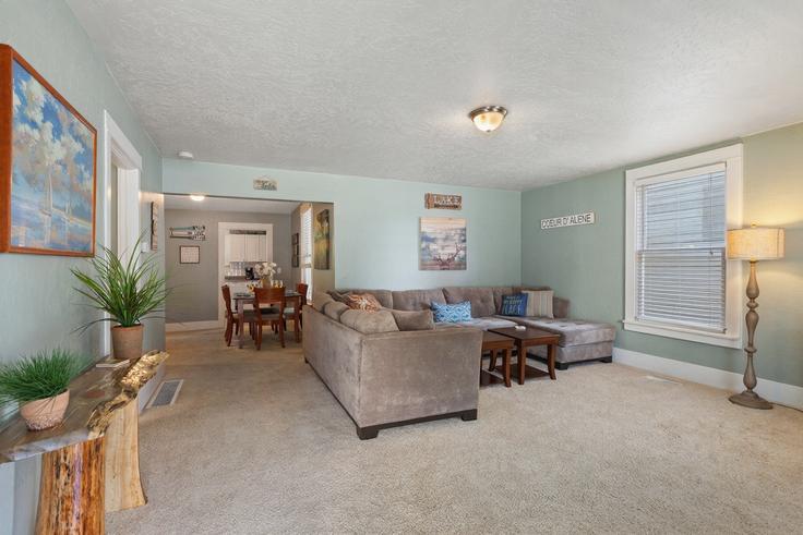 Coeur d'Alene, Coeur d'Alene에 위치한 Building East Mullan Avenue - livly-housing - 1249109 유닛의 세련된 인테리어가 돋보이는 거실 Coeur d'Alene, Coeur d'Alene에 위치한 Building East Mullan Avenue - livly-housing - 1249109 유닛의 세련된 인테리어가 돋보이는 거실