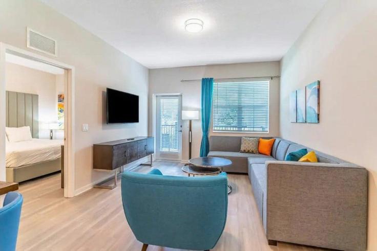 Sala de estar elegantemente projetada com móveis modernos em um apartamento no Building Breakview Drive - livly-housing - 1248286 - MCO em Orlando, Orlando Sala de estar elegantemente projetada com móveis modernos em um apartamento no Building Breakview Drive - livly-housing - 1248286 - MCO em Orlando, Orlando