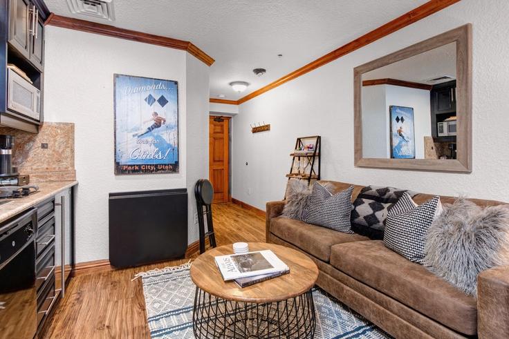 Snyderville SnydervilleのBuilding Canyons Resort Drive - livly-housing - 1247502のアパートメントにある、モダンな家具を備えたエレガントなデザインのリビングルーム Snyderville SnydervilleのBuilding Canyons Resort Drive - livly-housing - 1247502のアパートメントにある、モダンな家具を備えたエレガントなデザインのリビングルーム
