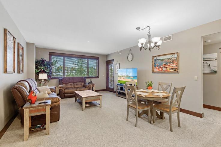 Coeur d'Alene, Coeur d'Alene에 위치한 Building North Main Street - livly-housing - 1247534 유닛의 세련된 인테리어가 돋보이는 거실 Coeur d'Alene, Coeur d'Alene에 위치한 Building North Main Street - livly-housing - 1247534 유닛의 세련된 인테리어가 돋보이는 거실