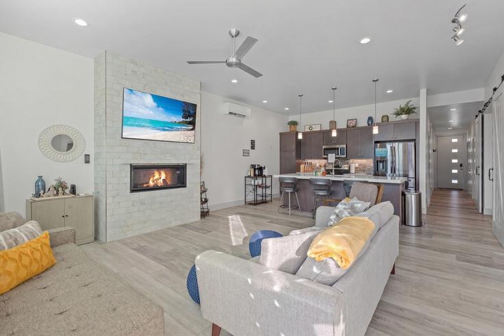 Coeur d'Alene, Coeur d'Alene에 위치한 Building North Casa Court - livly-housing - 1249115 유닛의 세련된 인테리어가 돋보이는 거실 Coeur d'Alene, Coeur d'Alene에 위치한 Building North Casa Court - livly-housing - 1249115 유닛의 세련된 인테리어가 돋보이는 거실