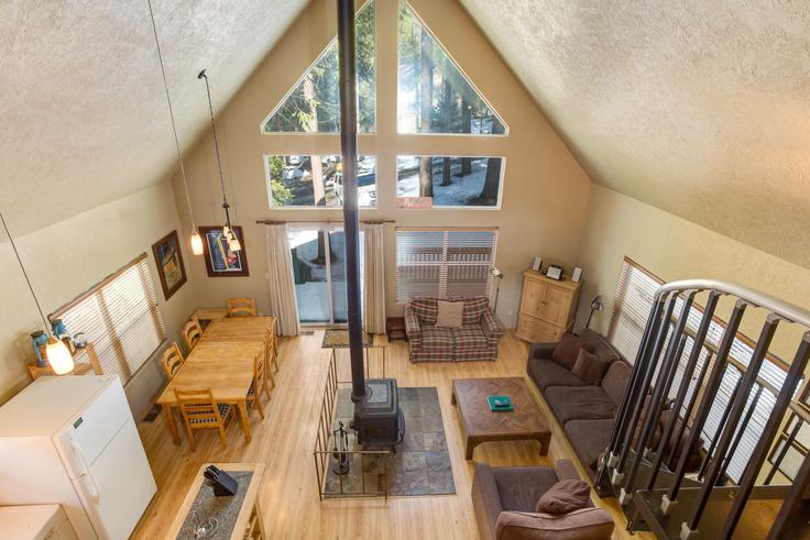Wawona WawonaのBuilding Wawona Road - livly-housing - 1248032 - USAのアパートメントにある、モダンな家具を備えたエレガントなデザインのリビングルーム