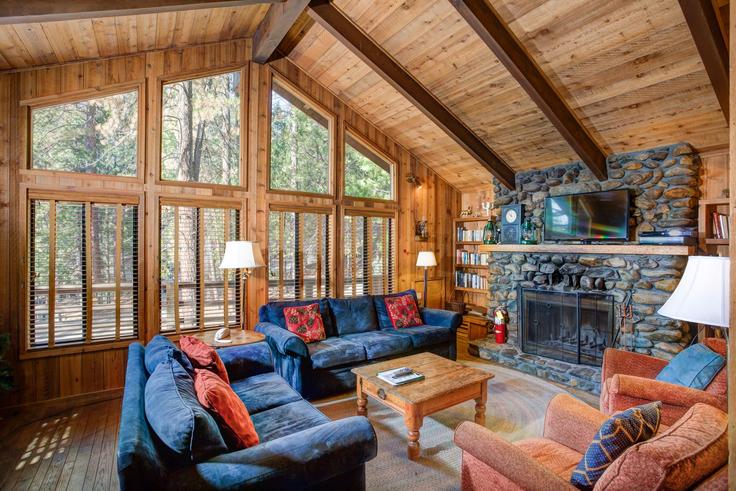 Salle de séjour élégante avec mobilier moderne dans un appartement à Building Larke Street - livly-housing - 1248093 - USA à Wawona, Wawona