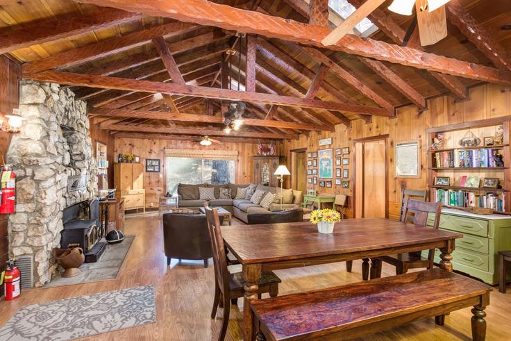 Salle de séjour élégante avec mobilier moderne dans un appartement à Building Spelt Road - livly-housing - 1248061 - USA à Wawona, Wawona