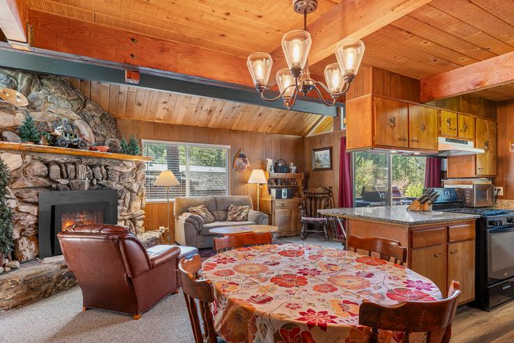 Sala de estar elegantemente projetada com móveis modernos em um apartamento no Building Chilnualna Falls Road - livly-housing - 1248034 - USA em Wawona, Wawona Sala de estar elegantemente projetada com móveis modernos em um apartamento no Building Chilnualna Falls Road - livly-housing - 1248034 - USA em Wawona, Wawona