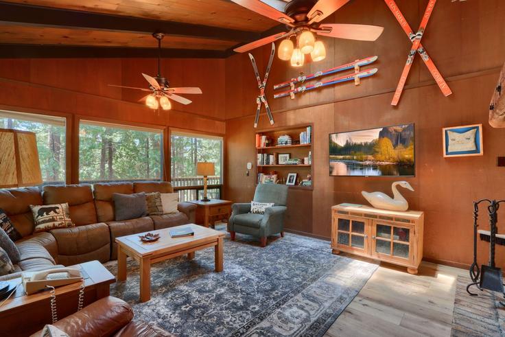 Salle de séjour élégante avec mobilier moderne dans un appartement à Building Chilnualna Avenue - livly-housing - 1248078 - USA à Wawona, Wawona