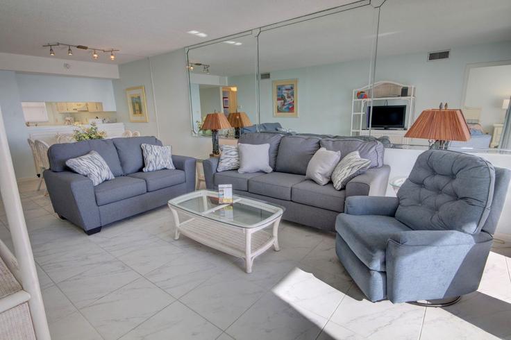 Salle de séjour élégante avec mobilier moderne dans un appartement à Building Whelk Court - livly-housing - 1249090 - USA à Okaloosa Island, Okaloosa Island
