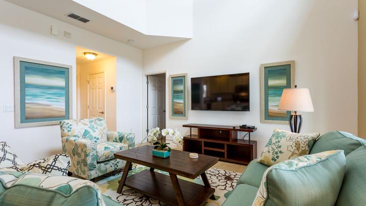 Sala de estar elegantemente projetada com móveis modernos em um apartamento no Building Crofton Avenue - livly-housing - 1249189 - MCO em Davenport, Davenport