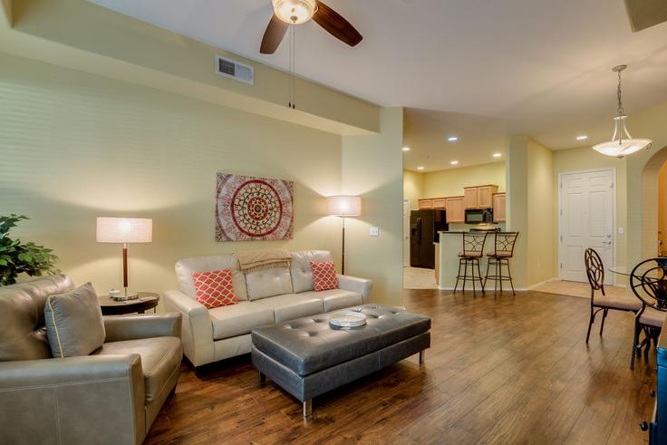 Sala de estar elegantemente projetada com móveis modernos em um apartamento no Building West Mountain View Boulevard - livly-housing - 1247729 - USA em Surprise, Surprise Sala de estar elegantemente projetada com móveis modernos em um apartamento no Building West Mountain View Boulevard - livly-housing - 1247729 - USA em Surprise, Surprise