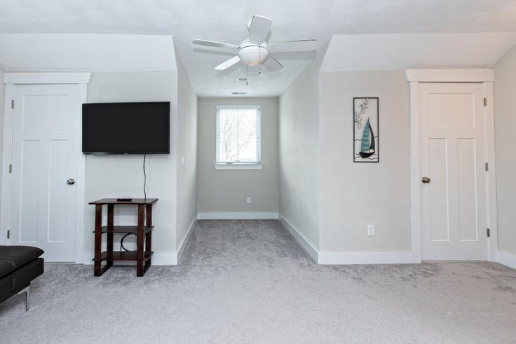 Virginia Beach Virginia BeachのBuilding 22nd Street - livly-housing - 1248907 - USAのアパートメントにある、モダンな家具を備えたエレガントなデザインのリビングルーム