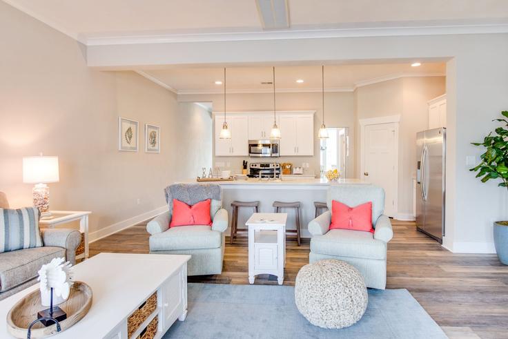 Elegante sala de estar con mobiliario moderno en un apartamento en Building 22nd Street - livly-housing - 1248521 - USA en Virginia Beach, Virginia Beach