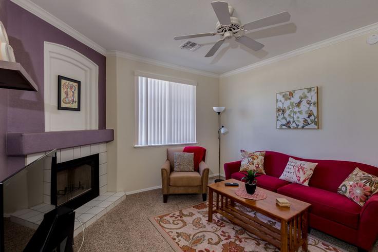 Sala de estar elegantemente projetada com móveis modernos em um apartamento no Building North Miller Road - livly-housing - 1247716 - USA em Scottsdale, Scottsdale Sala de estar elegantemente projetada com móveis modernos em um apartamento no Building North Miller Road - livly-housing - 1247716 - USA em Scottsdale, Scottsdale