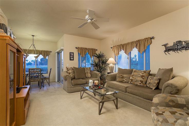 Salle de séjour élégante avec mobilier moderne dans un appartement à Building West Arrowhead Clubhouse Drive - livly-housing - 1247235 - USA à Glendale, Glendale