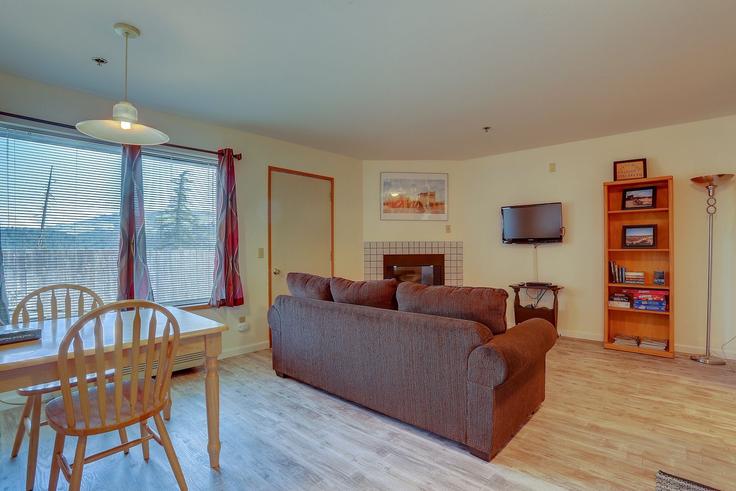 Elegant gestaltetes Wohnzimmer mit moderner Einrichtung in einer Wohnung im Building North 15th Street - livly-housing - 1247399 - USA in Hood River, Hood River