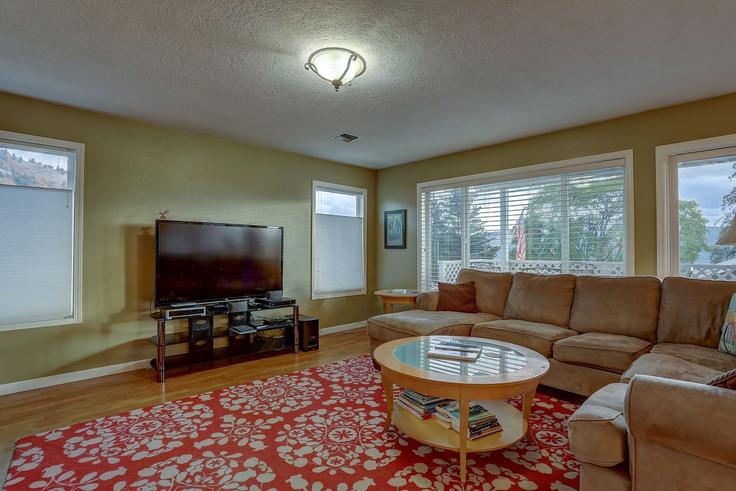 Sala de estar elegantemente projetada com móveis modernos em um apartamento no Building Northeast Washington Street - livly-housing - 1247417 - USA em White Salmon, White Salmon