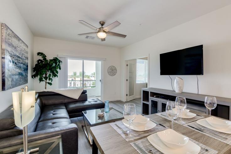 Sala de estar elegantemente projetada com móveis modernos em um apartamento no Building West Queen Creek Road - livly-housing - 1247708 - USA em Chandler, Chandler Sala de estar elegantemente projetada com móveis modernos em um apartamento no Building West Queen Creek Road - livly-housing - 1247708 - USA em Chandler, Chandler