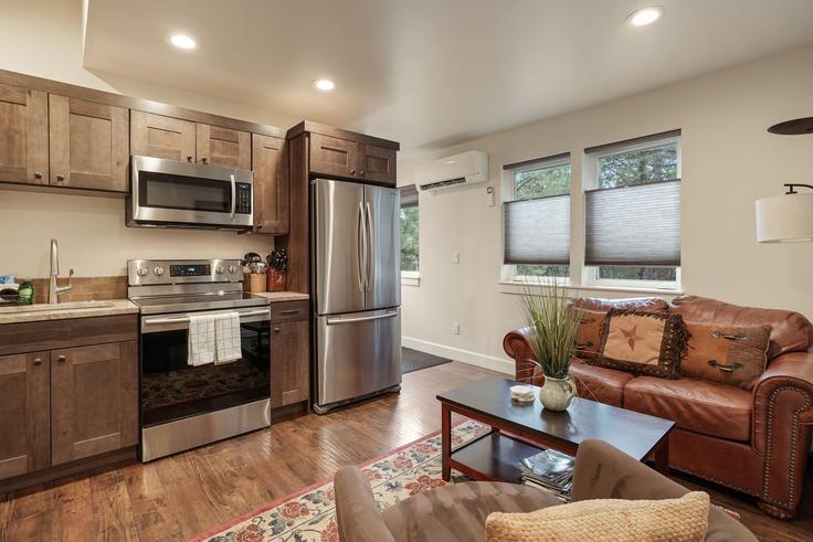 Sala de estar elegantemente projetada com móveis modernos em um apartamento no Building Southwest Century Drive - livly-housing - 1247404 - USA em Bend, Bend