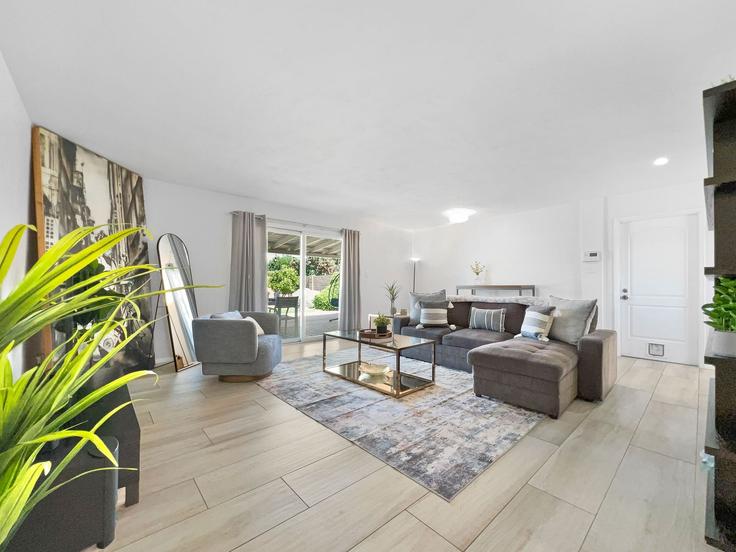 Sala de estar elegantemente projetada com móveis modernos em um apartamento no Building East Hazelwood Street - livly-housing - 1247715 - USA em Scottsdale, Scottsdale Sala de estar elegantemente projetada com móveis modernos em um apartamento no Building East Hazelwood Street - livly-housing - 1247715 - USA em Scottsdale, Scottsdale