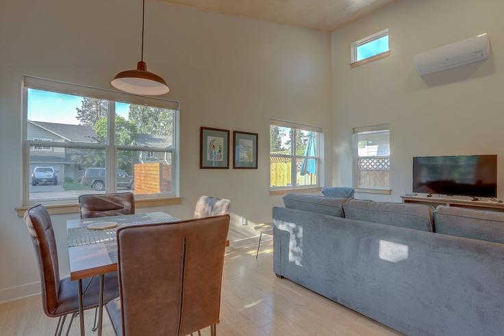 Sala de estar elegantemente projetada com móveis modernos em um apartamento no Building Northeast 5th Street - livly-housing - 1247402 - USA em Bend, Bend