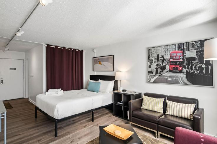 Building Standish Avenue Northwest - livly-housing - 1246463 - ATL adresindeki bir dairede modern mobilyalarla zarif bir şekilde tasarlanmış oturma odası Atlanta, Atlanta Building Standish Avenue Northwest - livly-housing - 1246463 - ATL adresindeki bir dairede modern mobilyalarla zarif bir şekilde tasarlanmış oturma odası Atlanta, Atlanta