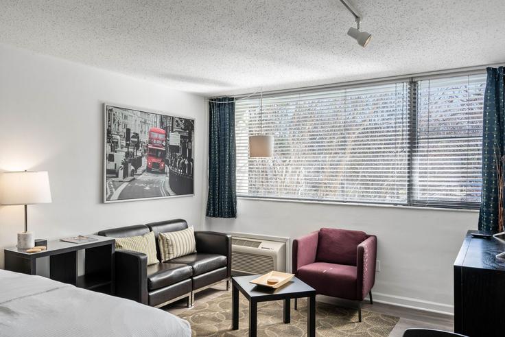 Elegante sala de estar con mobiliario moderno en un apartamento en Building Standish Avenue Northwest - livly-housing - 1246442 - ATL en Atlanta, Atlanta Elegante sala de estar con mobiliario moderno en un apartamento en Building Standish Avenue Northwest - livly-housing - 1246442 - ATL en Atlanta, Atlanta