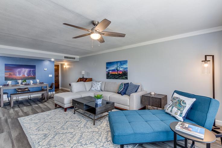Elegant gestaltetes Wohnzimmer mit moderner Einrichtung in einer Wohnung im Building North 31st Place - livly-housing - 1247707 - USA in Phoenix, Phoenix