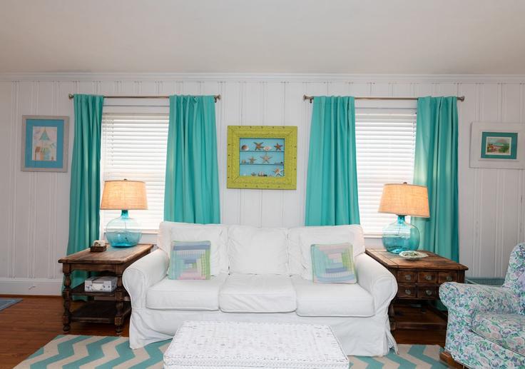 Virginia Beach Virginia BeachのBuilding 69th Street - livly-housing - 1248910 - USAのアパートメントにある、モダンな家具を備えたエレガントなデザインのリビングルーム Virginia Beach Virginia BeachのBuilding 69th Street - livly-housing - 1248910 - USAのアパートメントにある、モダンな家具を備えたエレガントなデザインのリビングルーム