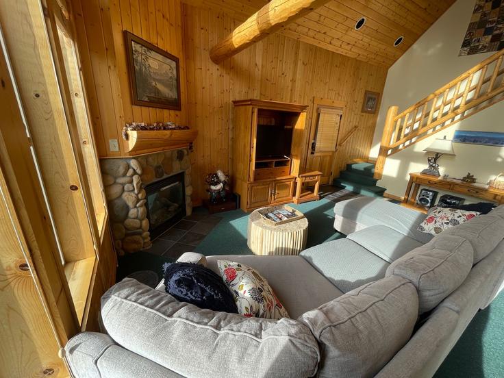 Building Red Wing Lane - livly-housing - 1247445 - USA adresindeki bir dairede modern mobilyalarla zarif bir şekilde tasarlanmış oturma odası Eagle Crest, Eagle Crest