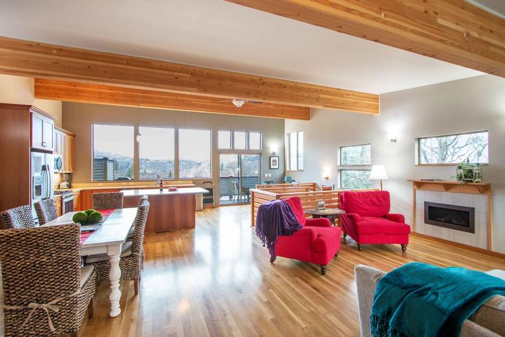 Elegante sala de estar con mobiliario moderno en un apartamento en Building Lincoln Street - livly-housing - 1247441 - USA en Hood River, Hood River