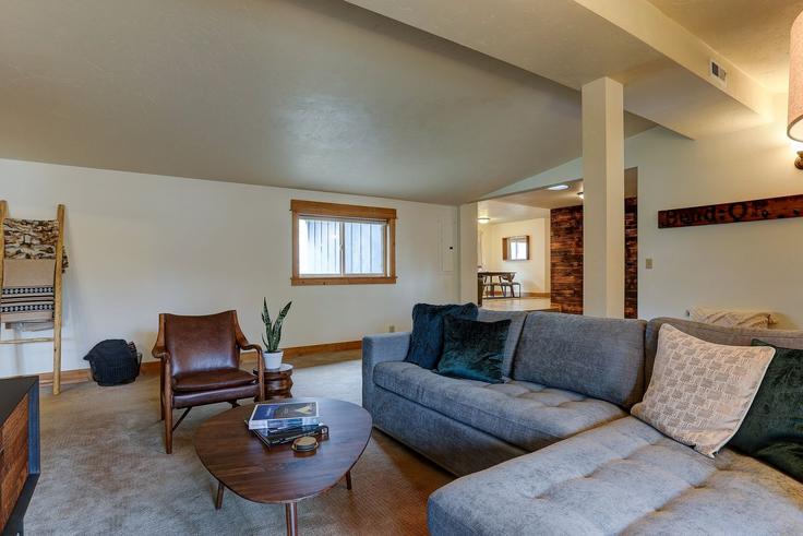 Building Northwest Utica Avenue - livly-housing - 1247439 - USA adresindeki bir dairede modern mobilyalarla zarif bir şekilde tasarlanmış oturma odası Bend, Bend