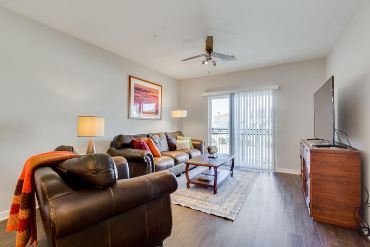 Chandler, Chandler에 위치한 Building West Queen Creek Road - livly-housing - 1247704 - USA 아파트의 세련된 인테리어가 돋보이는 거실 Chandler, Chandler에 위치한 Building West Queen Creek Road - livly-housing - 1247704 - USA 아파트의 세련된 인테리어가 돋보이는 거실