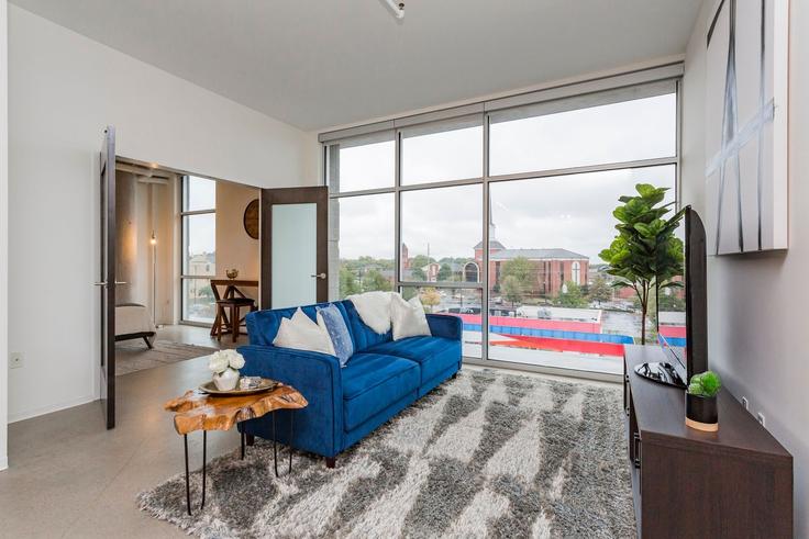 Elegant gestaltetes Wohnzimmer mit moderner Einrichtung in einer Wohnung im Building Main Street - livly-housing - 1247536 - BNA in Nashville, Nashville Elegant gestaltetes Wohnzimmer mit moderner Einrichtung in einer Wohnung im Building Main Street - livly-housing - 1247536 - BNA in Nashville, Nashville