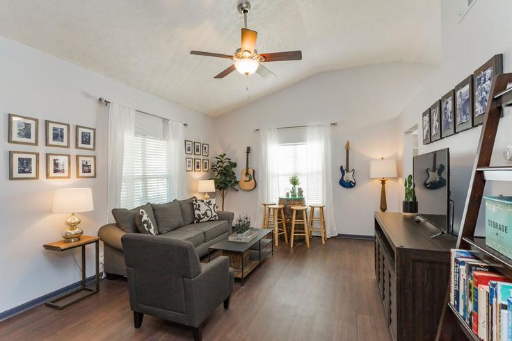 Elegant gestaltetes Wohnzimmer mit moderner Einrichtung in einer Wohnung im Building Looby Circle - livly-housing - 1247541 - BNA in Nashville, Nashville