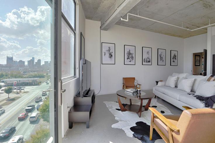 Nashville NashvilleのBuilding Main Street - livly-housing - 1247560 - BNAのアパートメントにある、モダンな家具を備えたエレガントなデザインのリビングルーム Nashville NashvilleのBuilding Main Street - livly-housing - 1247560 - BNAのアパートメントにある、モダンな家具を備えたエレガントなデザインのリビングルーム