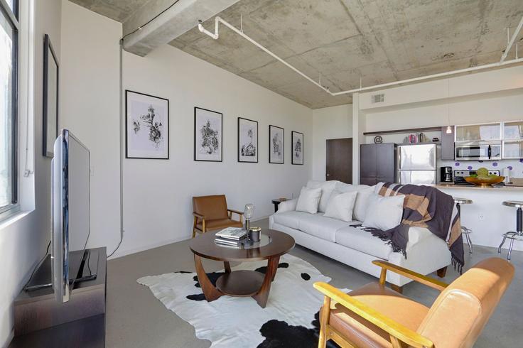 Nashville, Nashville에 위치한 Building Main Street - livly-housing - 1247560 - BNA 유닛의 세련된 인테리어가 돋보이는 거실