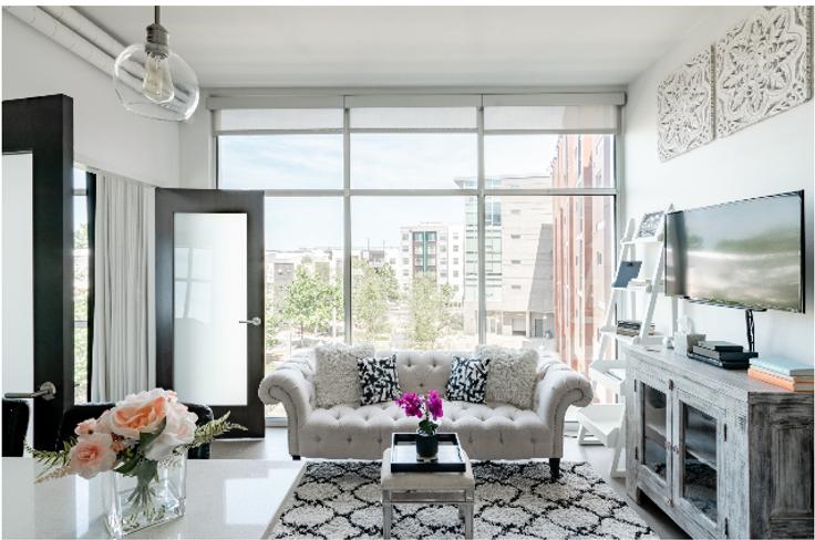 Elegant gestaltetes Wohnzimmer mit moderner Einrichtung in einer Wohnung im Building Yeaman Place - livly-housing - 1247529 - BNA in Nashville, Nashville Elegant gestaltetes Wohnzimmer mit moderner Einrichtung in einer Wohnung im Building Yeaman Place - livly-housing - 1247529 - BNA in Nashville, Nashville
