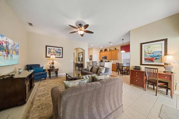 Sala de estar elegantemente projetada com móveis modernos em um apartamento no Building Soiree Way - livly-housing - 1247902 - MCO em Kissimmee, Kissimmee Sala de estar elegantemente projetada com móveis modernos em um apartamento no Building Soiree Way - livly-housing - 1247902 - MCO em Kissimmee, Kissimmee