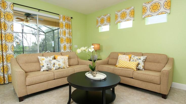 Sala de estar elegantemente projetada com móveis modernos em um apartamento no Building Woodridge Lane Southwest - livly-housing - 1246658 - USA em Davenport, Davenport