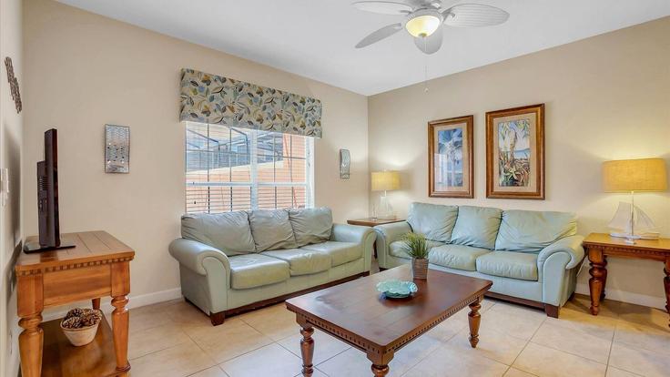 Salle de séjour élégante avec mobilier moderne dans un appartement à Building California Palm Road - livly-housing - 1246664 - MCO à Four Corners, Four Corners