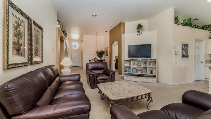 Elegante sala de estar con mobiliario moderno en un apartamento en Building Fan Palm Way - livly-housing - 1246681 - MCO en Four Corners, Four Corners