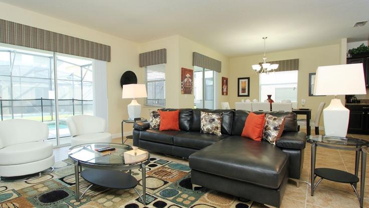 Elegante sala de estar con mobiliario moderno en un apartamento en Building Buccaneer Palm Road - livly-housing - 1246676 - MCO en Four Corners, Four Corners