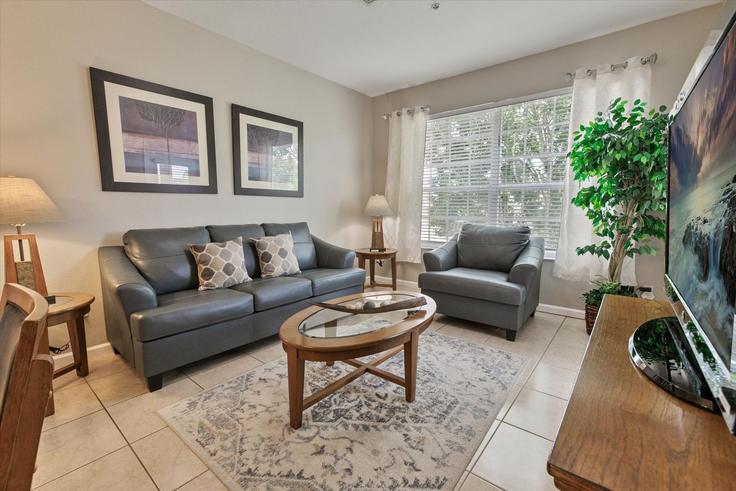 Four Corners Four CornersのBuilding Coconut Place - livly-housing - 1246654 - MCOのアパートメントにある、モダンな家具を備えたエレガントなデザインのリビングルーム