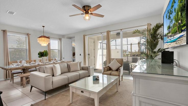 Elegante sala de estar con mobiliario moderno en un apartamento en Building Carey Palm Circle - livly-housing - 1246794 - MCO en Four Corners, Four Corners Elegante sala de estar con mobiliario moderno en un apartamento en Building Carey Palm Circle - livly-housing - 1246794 - MCO en Four Corners, Four Corners