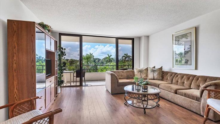 Elegant gestaltetes Wohnzimmer mit moderner Einrichtung in einer Wohnung im Building Siesta Key - livly-housing - 1246706 - TPA in Siesta Key, Siesta Key