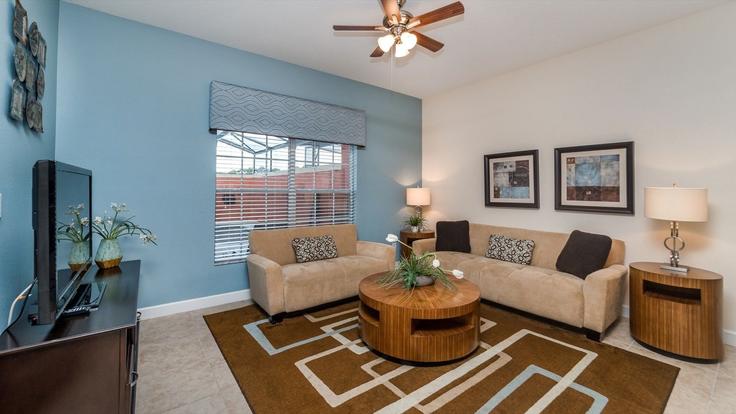 Elegante sala de estar con mobiliario moderno en un apartamento en Building Beach Palm Avenue - livly-housing - 1246712 - MCO en Four Corners, Four Corners